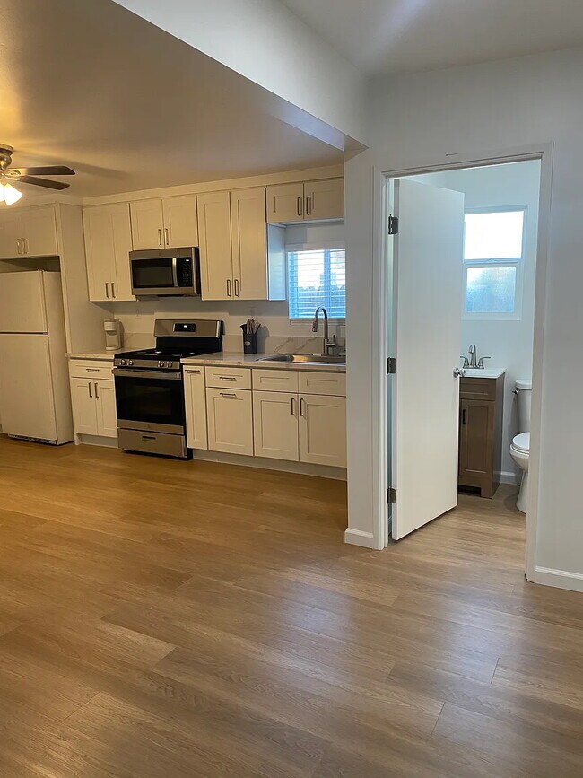 Building Photo - 11921 Hayford St