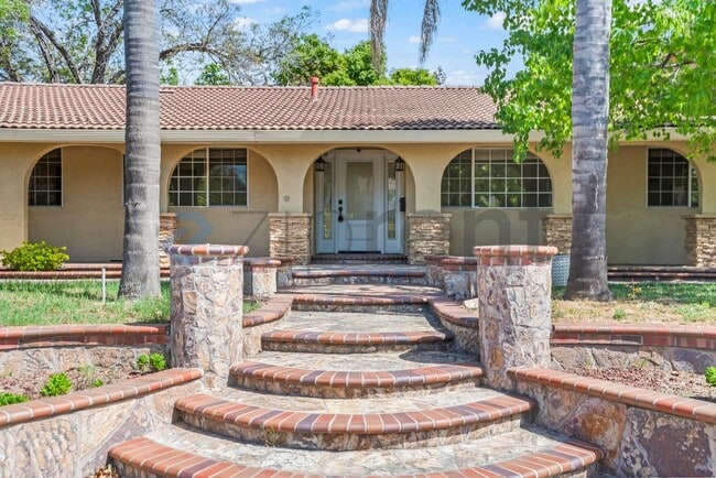 Building Photo - 1400 Arkell Rd