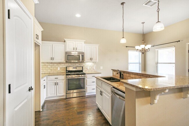 Foto del edificio - Charming 3 Bed 2 Bath With Office