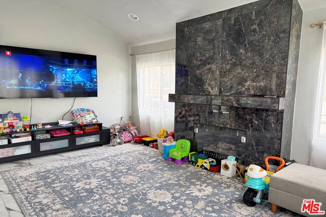 Building Photo - 1245 N Orchard Dr