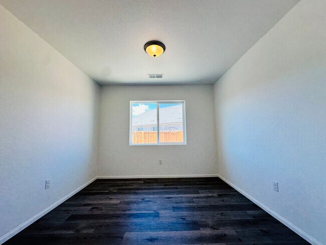 Building Photo - Charming Newer 3 bedroom House