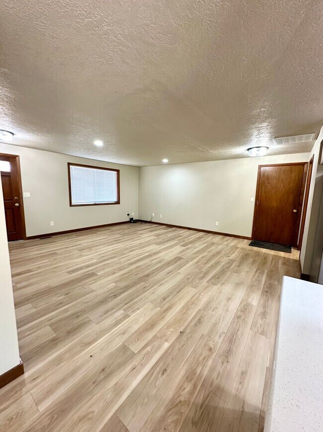 Foto del edificio - Remodeled 3 Bed Home in Deschutes River Woods with A/C & Large Fenced Yard
