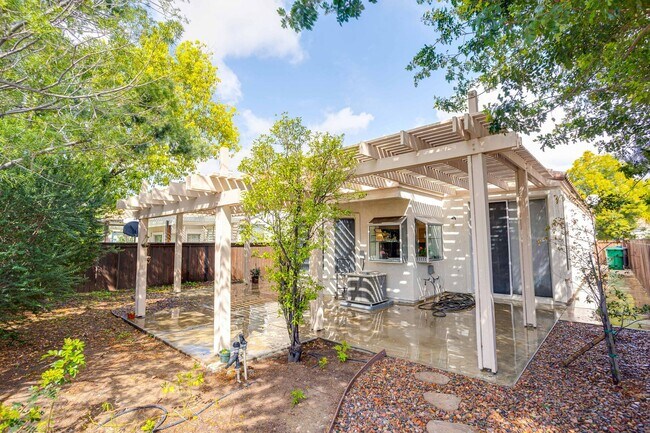 Building Photo - Gorgeous Single story home - walking dista...