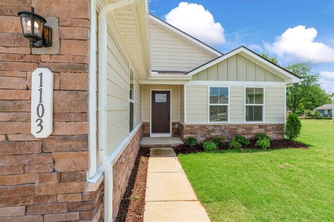 Foto del edificio - Beautiful White House Home | Granite Counters, Gas Range & One-Level Living