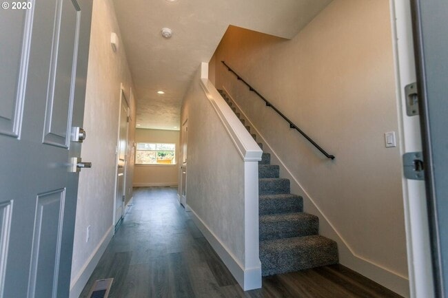 Foto del edificio - Ross Lane Triplex