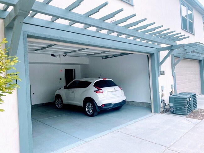 Foto del edificio - 3 Bed x 2 Bath Townhome -2 car garage -  1...