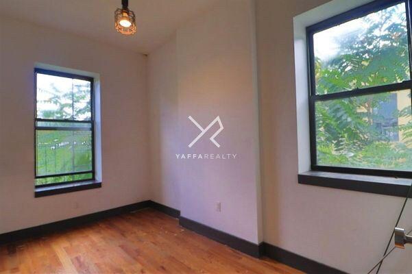 Building Photo - 542 Kosciuszko St