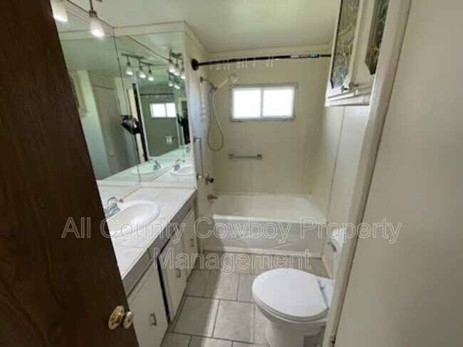 Foto del edificio - 954 N McCue St