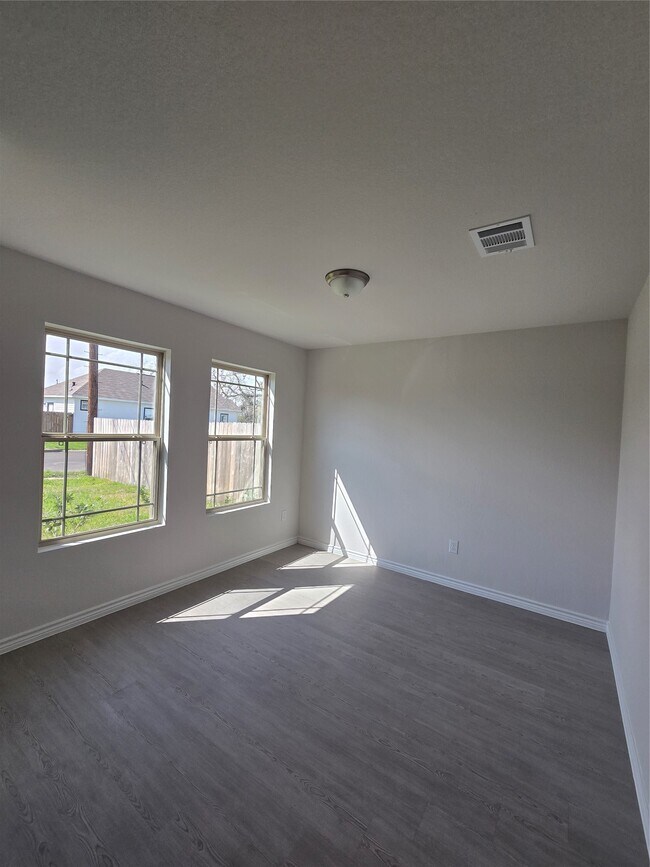 Building Photo - 608 Yupon St