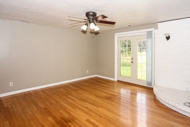 Foto del edificio - Brick Ranch and Fenced Yard in Decatur Twp!
