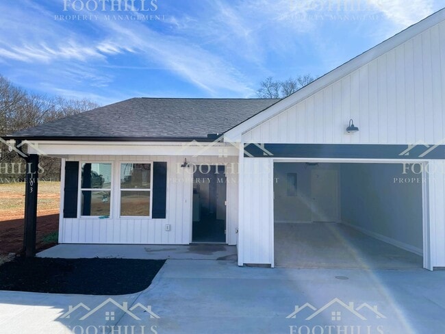 Building Photo - 103 Rhoe Cir