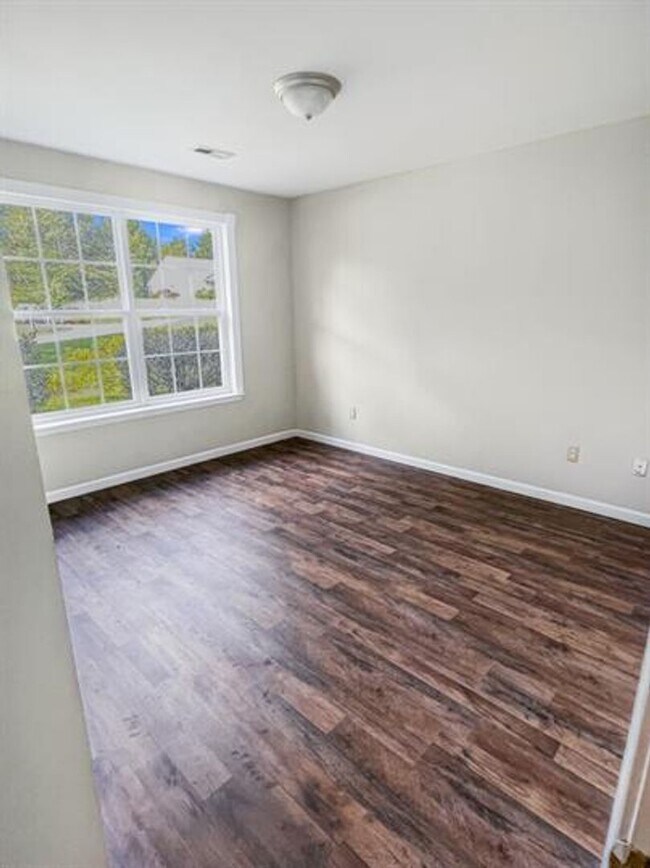 Foto del edificio - 303 Stone Briar Lane