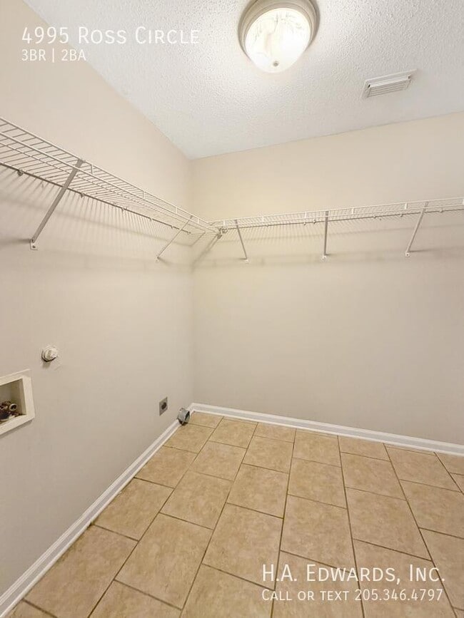 Building Photo - 4995 Ross Cir