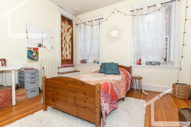 Photo - 3 Bed 1 Bath in Brookline Apartment