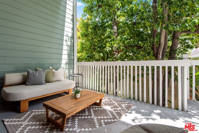 Building Photo - 3516 Vía Dolce