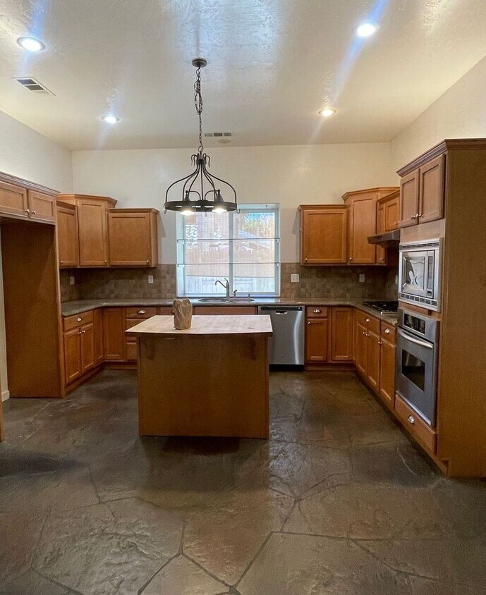 Foto principal - Beautiful 3BR/2BA Home in Prime Visalia Lo...