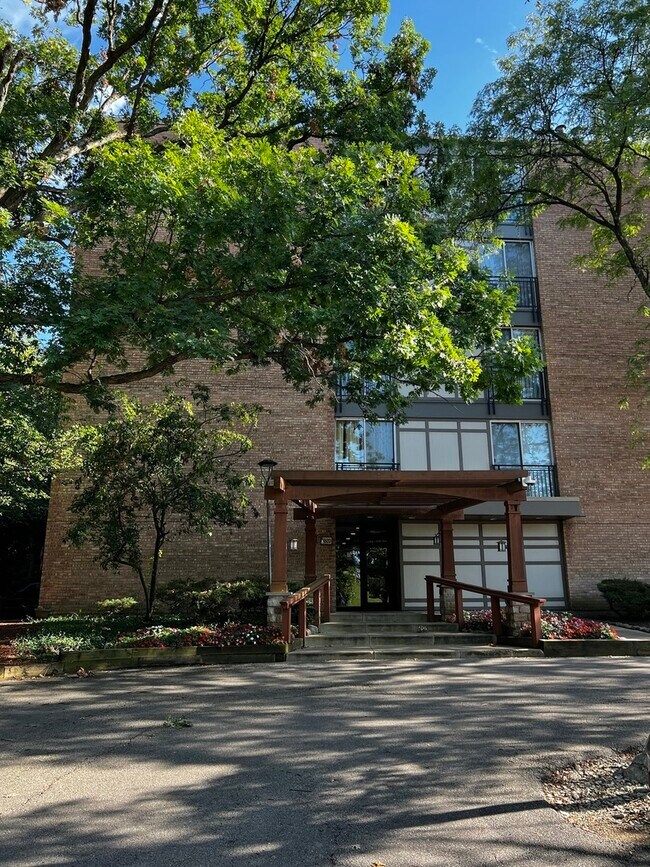Foto del edificio - 5820 Oakwood Dr