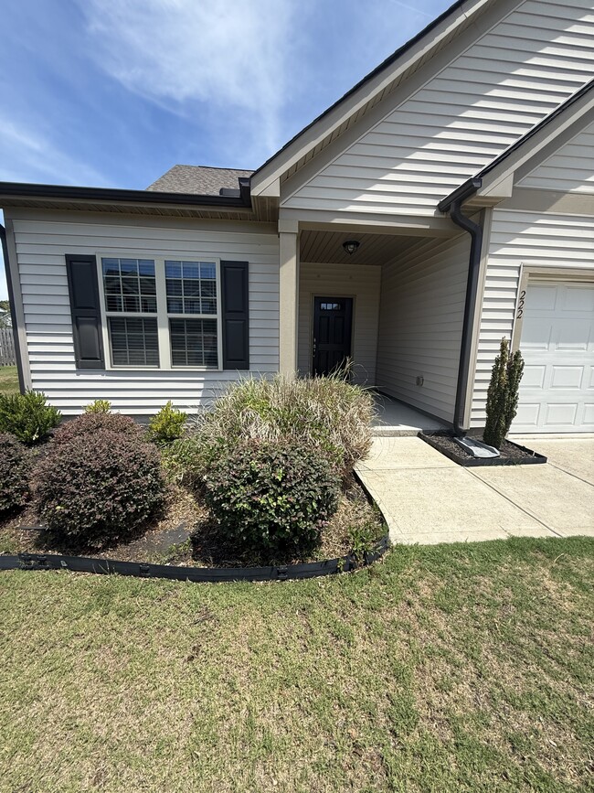 Building Photo - 222 Skyway Dr