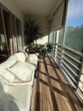 Building Photo - 500 NE 14th Ave