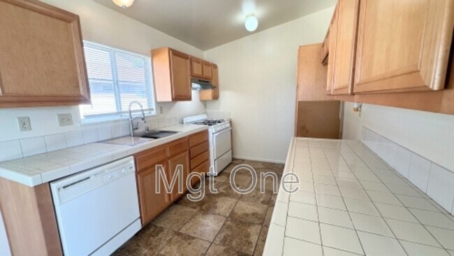 Foto del edificio - 23389 Dome St