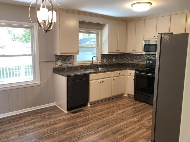 Building Photo - AVAILABLE JULY 15TH.  3 BEDROOM 1 1/2 BATH...