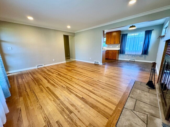 Building Photo - Large Mid-Century Charmer in Sunset Hill!