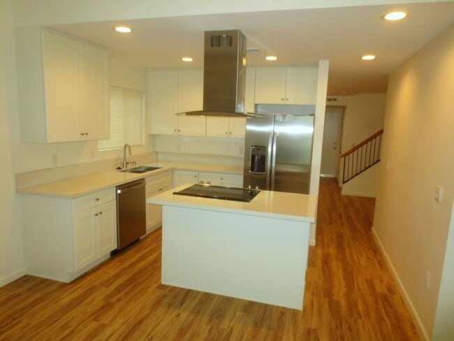 Building Photo - Newly Remodeled 4 bd Bay Terrace Townhome