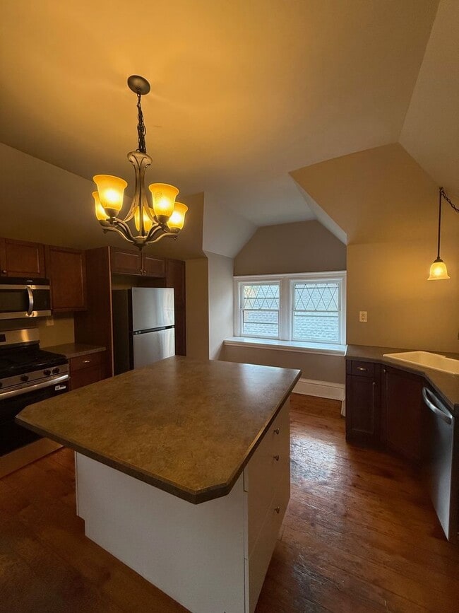 Building Photo - 409 Grand St