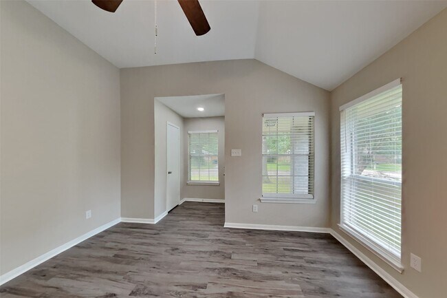 Foto del edificio - 2222 Friarwood Trail