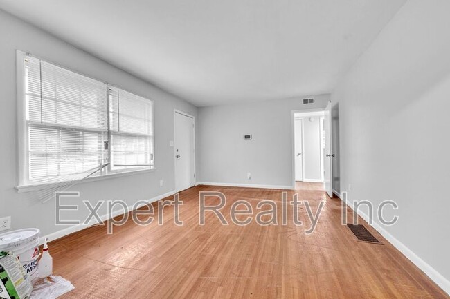 Building Photo - 905 Daniel Dr