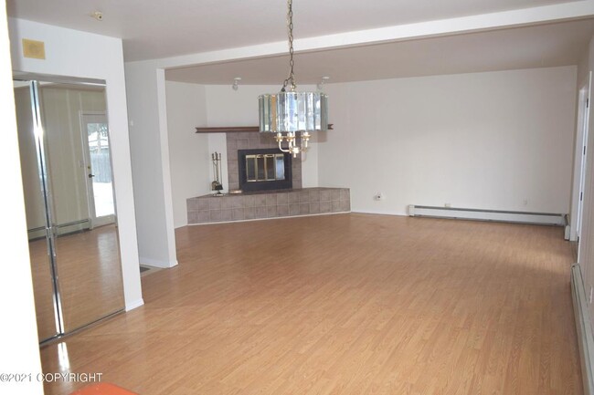Family room - fireplace - 2457 Ingra St
