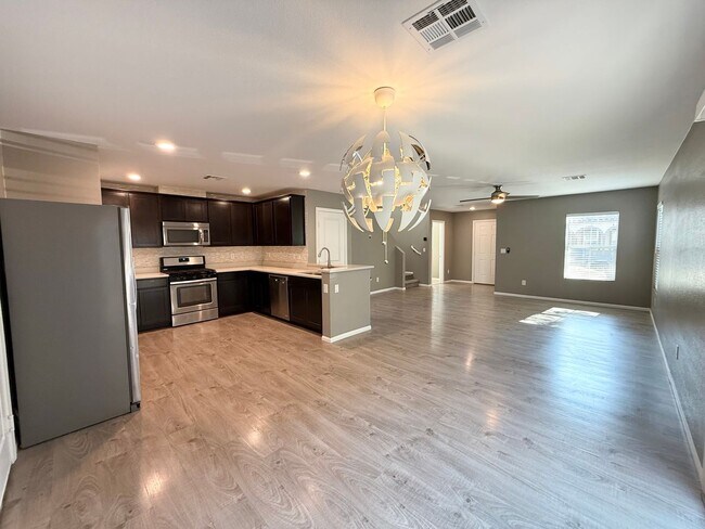 Foto del edificio - 3 BEDROOM 2 BATH HOME IN GATED COMMUNITY I...