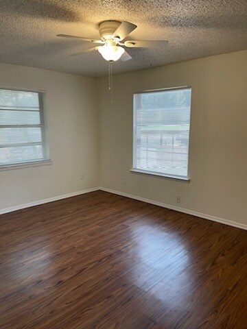 Building Photo - 3208 Matthews Dr