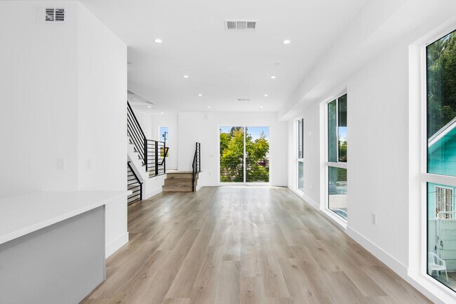 Building Photo - 328 N Serrano Ave