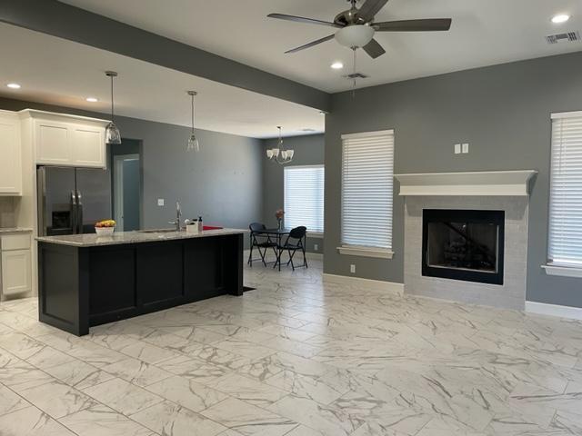 Foto del edificio - 609 NW Creekside Pl