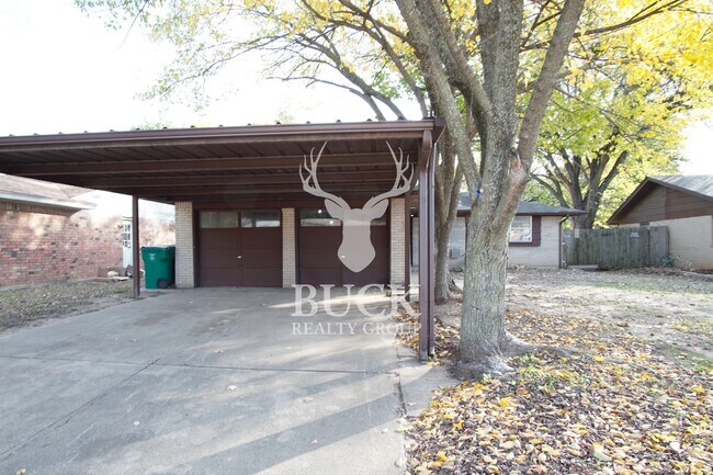 Building Photo - 1425 N Bradley Ave