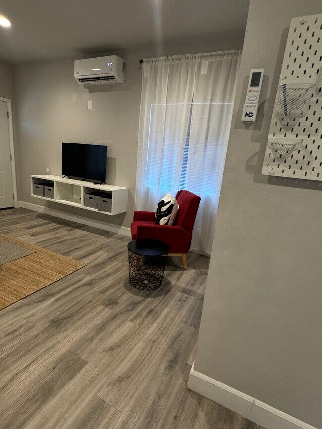 Building Photo - 5827 Rose Ave