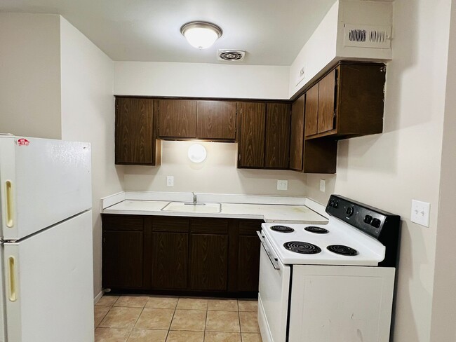 Building Photo - Salem Apartments