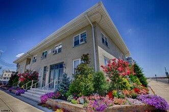 Building Photo - 1600 Avenue Ave