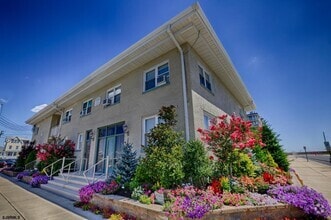 Building Photo - 1600 Avenue Ave