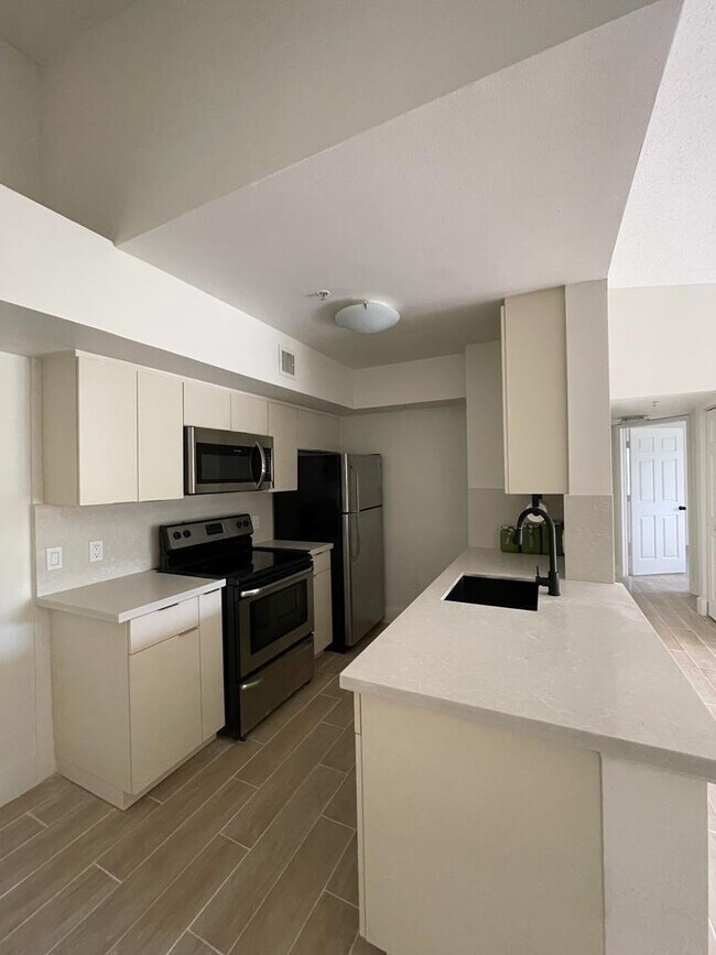 Foto del edificio - 2457 Centergate Dr