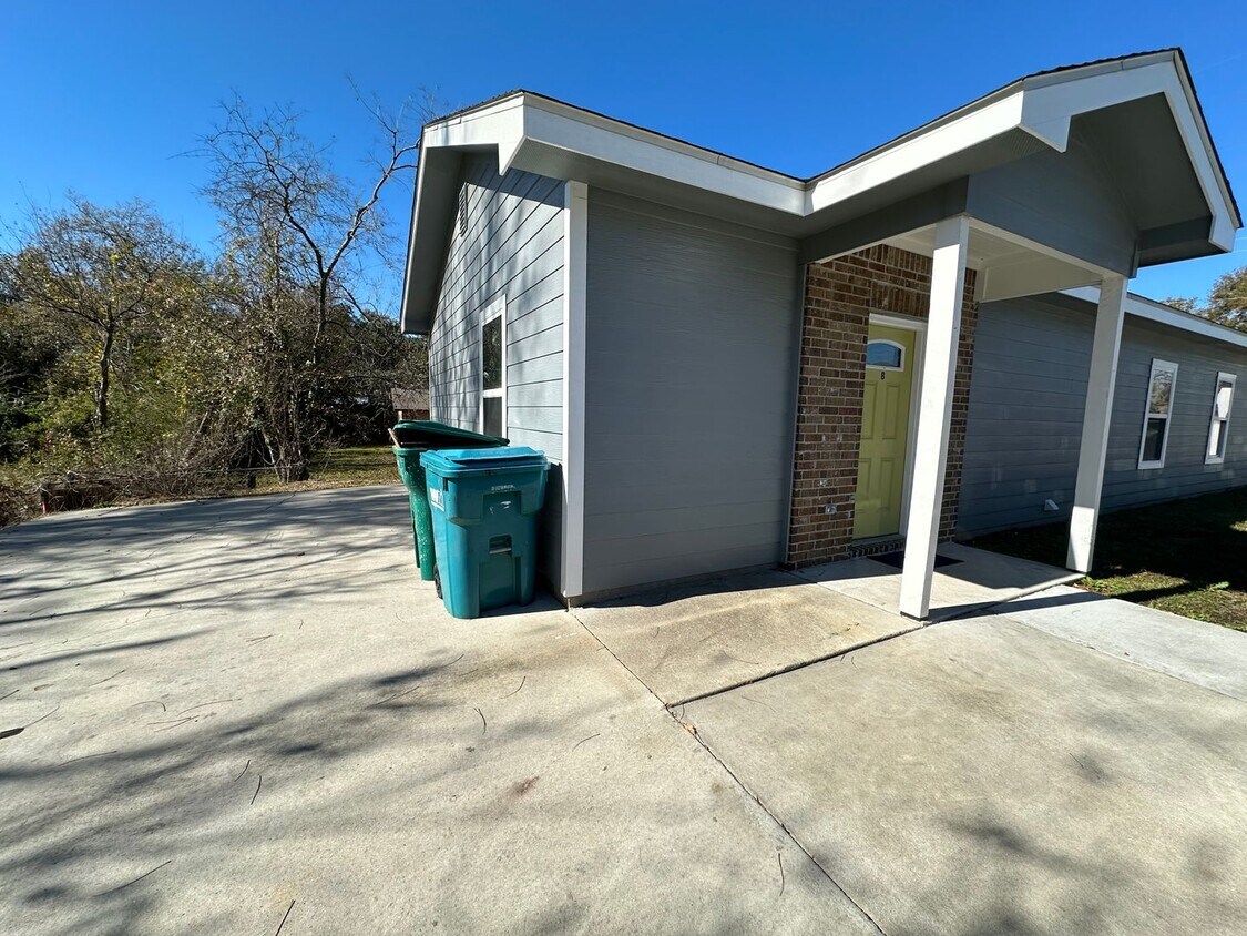 509 W Burton St Unit 509 W Burton St. Apt. B, Sulphur, LA 70663 Room