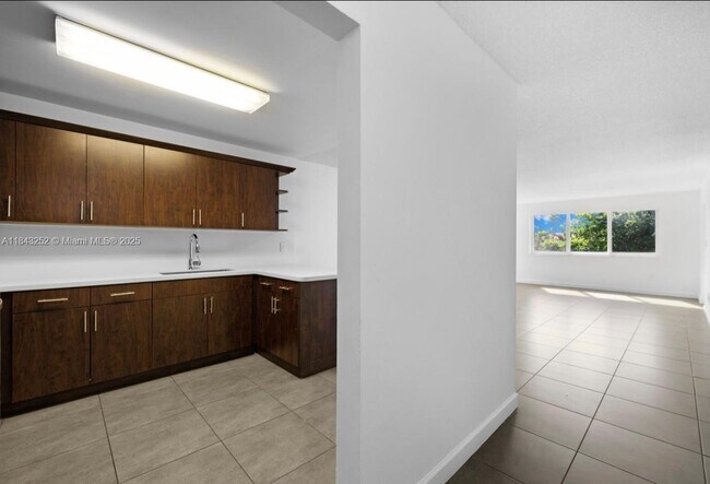 Building Photo - 6940 Miami Gardens Dr