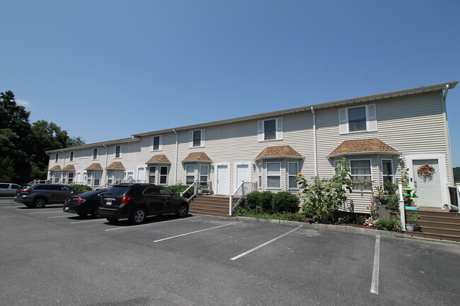 Building Photo - Colonial Apartment Complex