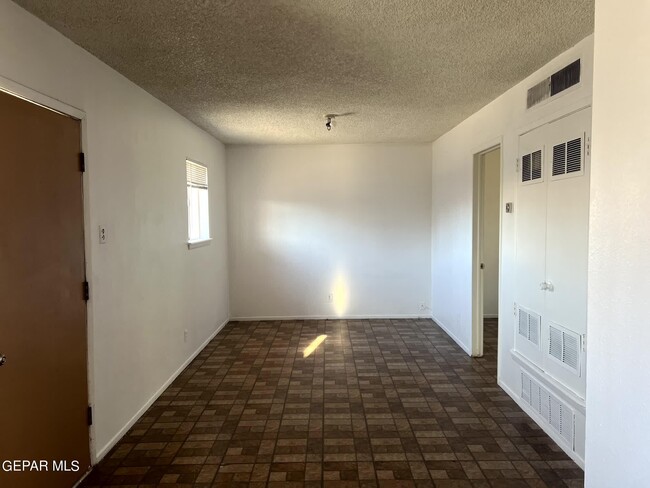 Building Photo - 7167 N Loop Dr
