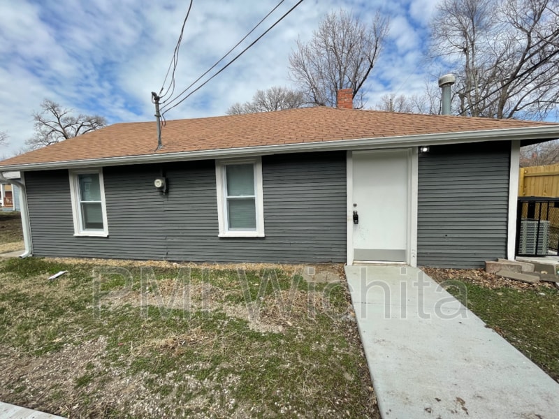 Primary Photo - 208 N Ash St