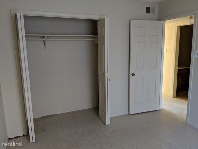 Building Photo - 2 br, 1 bath Apartment - 303 Reagan Rd.