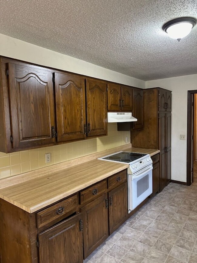 Building Photo - Great location on this 3 bedroom 2 bath house