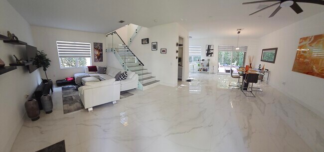 Foto del edificio - 10435 Yarrow Dr