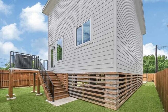 Foto del edificio - 2104 Bringhurst St